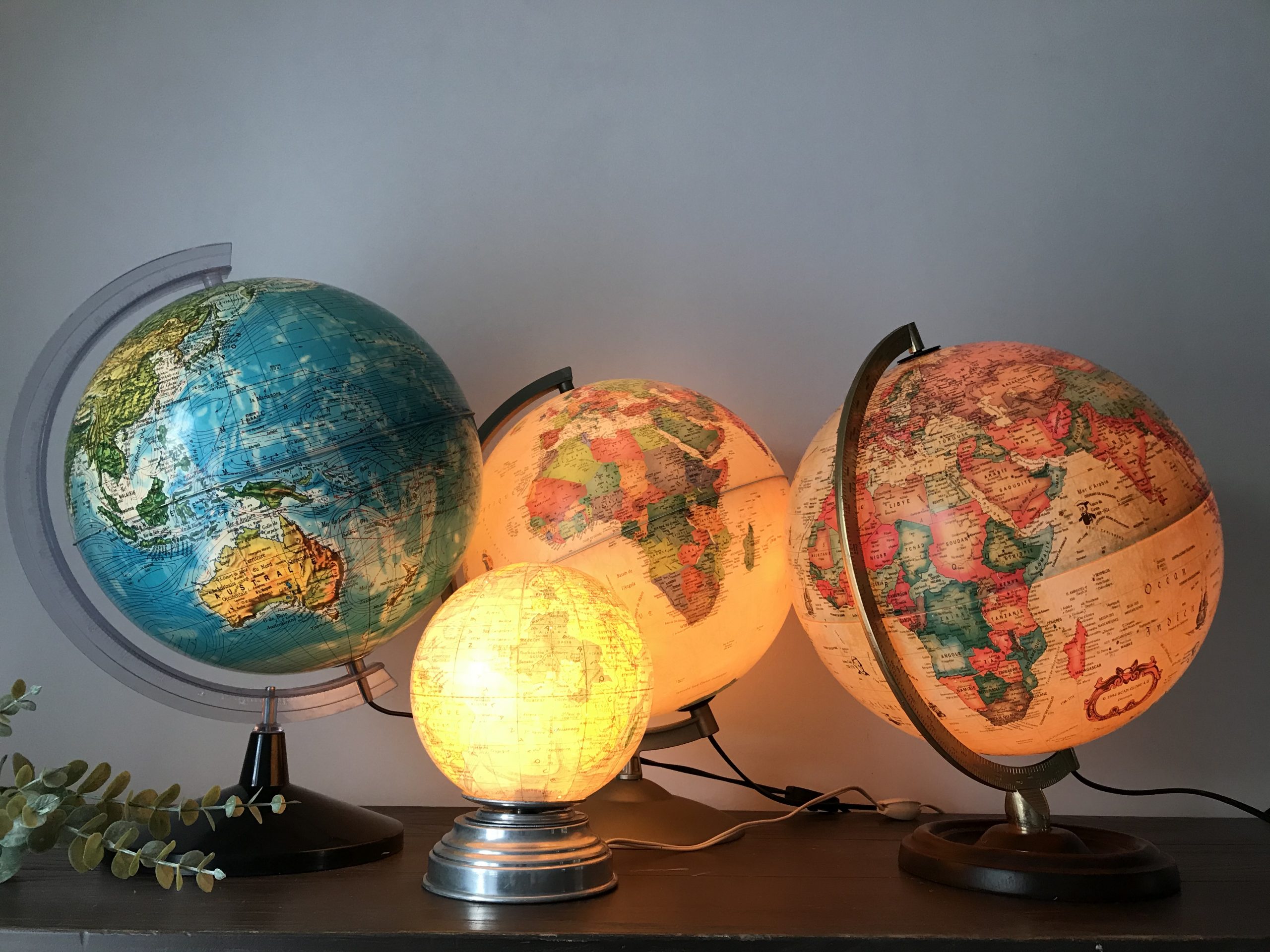 Globe terrestre lumineux et reliefs vintage, Italie