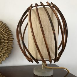 lampe à poser vintage en rotin et béton