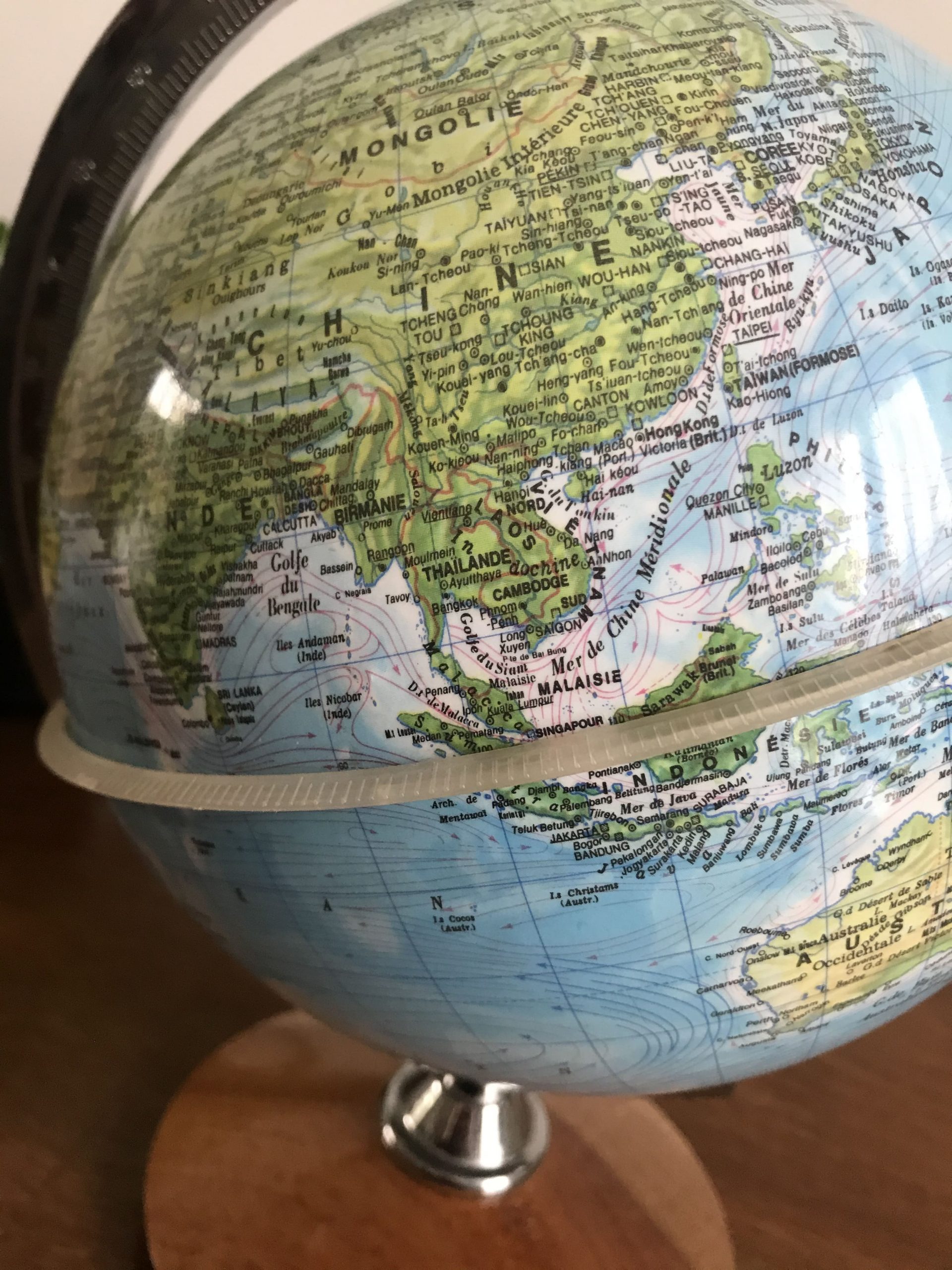 Grand globe terrestre vintage en bois massif –