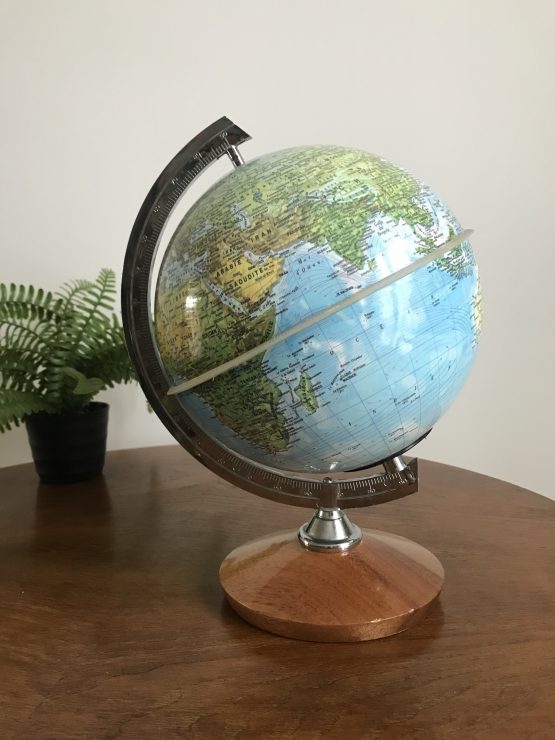 Globe terrestre ancien plastique sur pied en bois