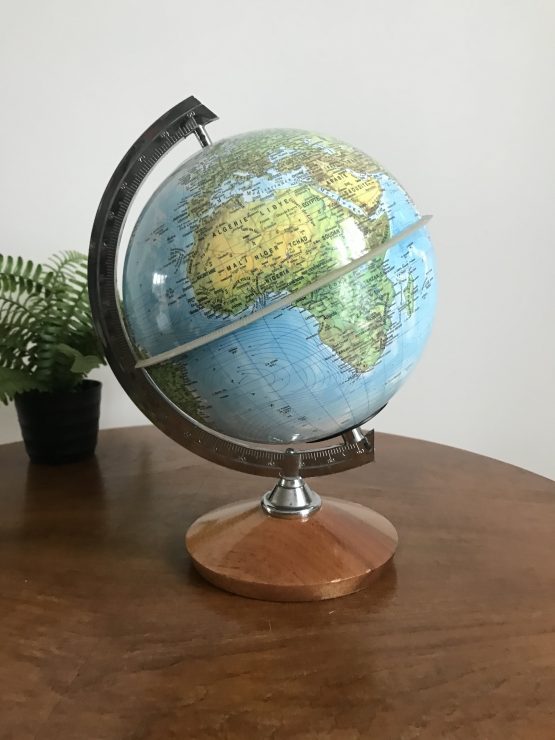 Globe terrestre ancien plastique sur pied en bois