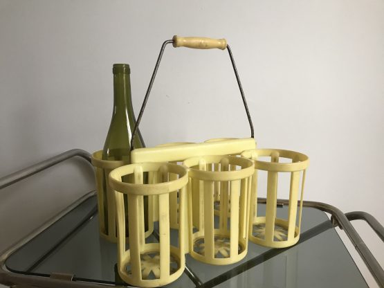 casier à bouteilles en plastique jaune