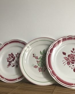 Composition dépareillée de 4 assiettes plates au décor floral de St Amand et Lunéville