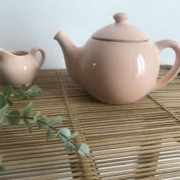 Théière rose en faience de Longwy