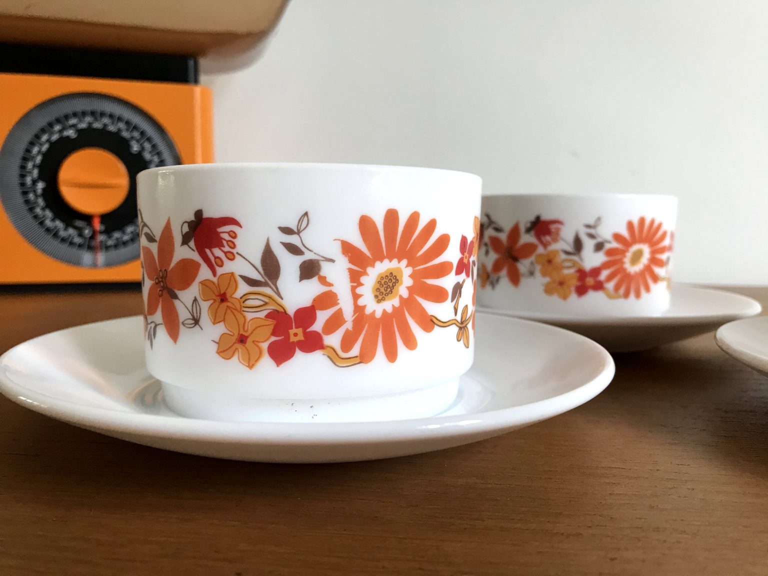 Lot Vaisselle arcopal orange vintage modèle flore années 70, cocotte, saladier tasses et ramequin - Arts de la table