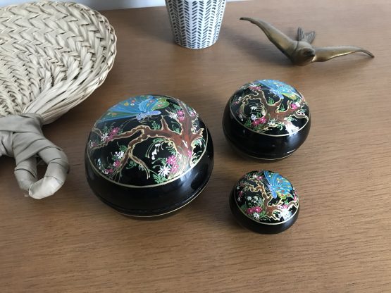 Trois boites gigognes rondes noires peintes à la main papillons vintage