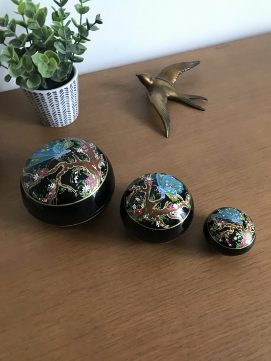 Trois boites gigognes rondes noires peintes à la main papillons vintage