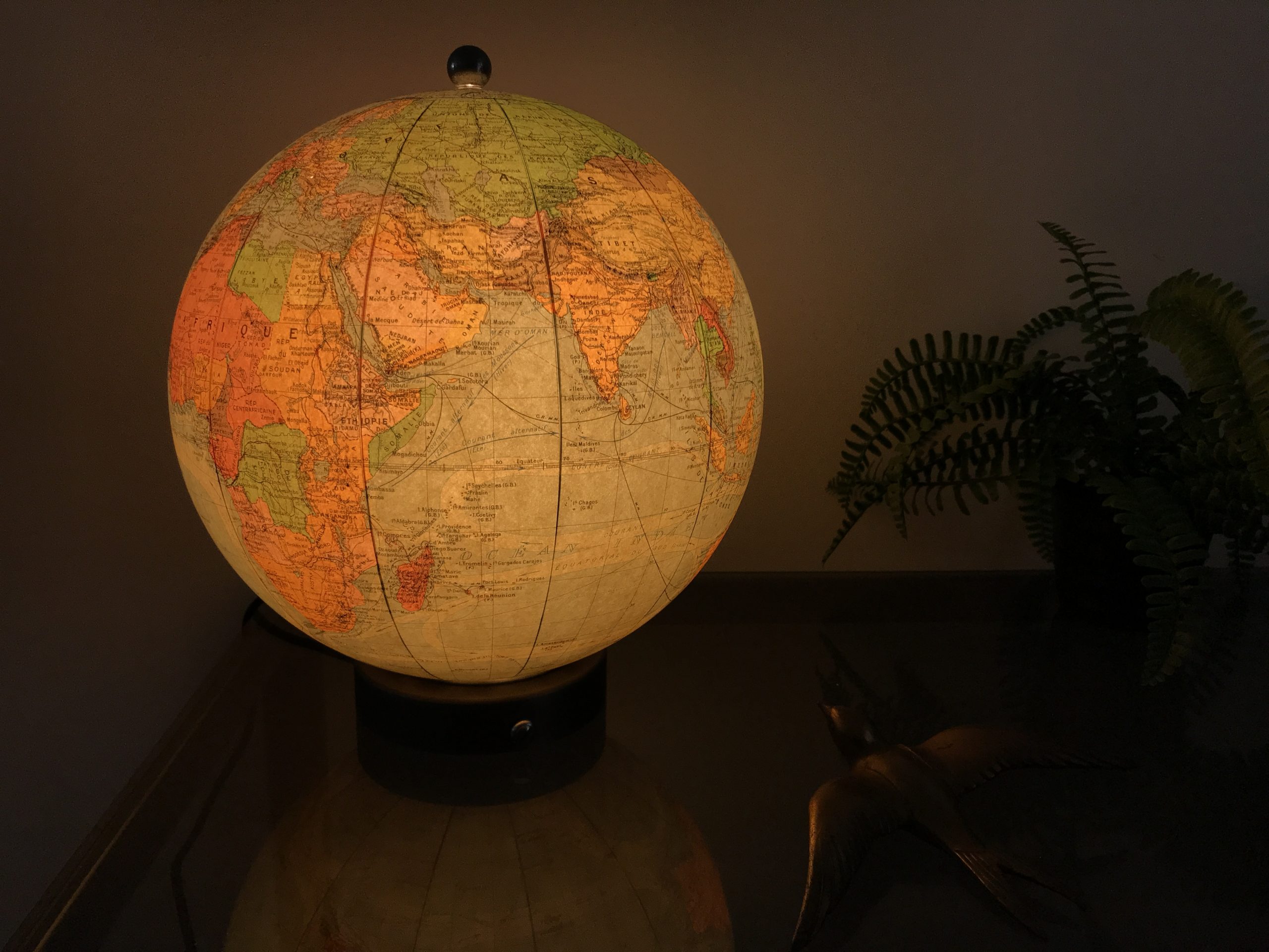Globe terrestre sur socle en bois