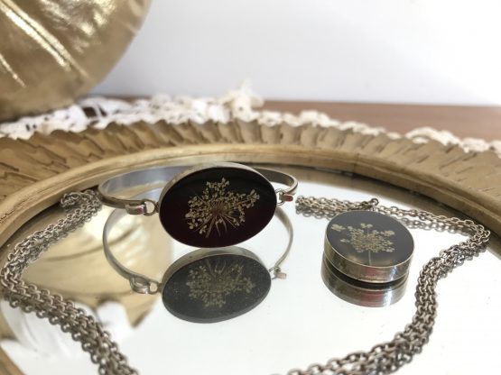 Parure collier et bracelet vintage médaillon inclusion de fleurs séchées