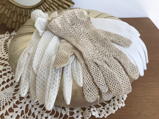 paires de gants anciens en dentelle crochet et nylon