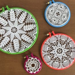 Composition murale de napperons en dentelle et tambours à broder