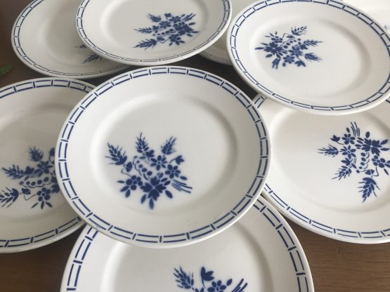 Assiette à dessert au motif floral dans les tons bleus en demi porcelaine de badonviller
