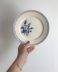 Assiette à dessert au motif floral dans les tons bleus en demi porcelaine de badonviller