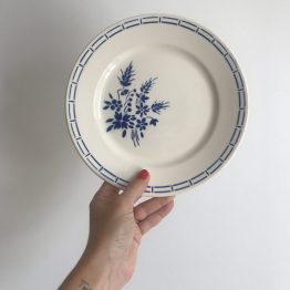 Assiette à dessert au motif floral dans les tons bleus en demi porcelaine de badonviller