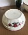 Joli saladier de Sarreguemines, de la collection YVETTE. En bel état et au motif de roses et œillets, sa couleur est encore très vive et son vernis bien brillant. A noter : quelques traces du passé, il a bruni sur l'intérieur. 5 tailles différentes disponibles sur la boutique Poids: 0.750 kg Dimensions: 20,5cm de diamètre x 8,5cm de haut