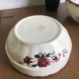Joli saladier de Sarreguemines, de la collection YVETTE. En bel état et au motif de roses et œillets, sa couleur est encore très vive et son vernis bien brillant. A noter : quelques traces du passé, il a bruni sur l'intérieur. 5 tailles différentes disponibles sur la boutique Poids: 0.750 kg Dimensions: 20,5cm de diamètre x 8,5cm de haut