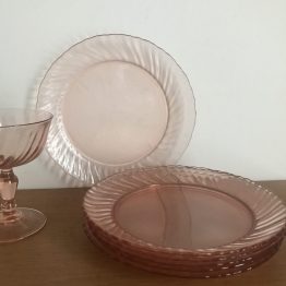 Apportez douceur de poésie à votre table avec ces iconiques assiettes roses des années 60/70, modèle Rosaline. Ambiance girly ou table d’antan, ce modèle est plus que jamais à la mode sur nos tables de tous les jours. A associer à des verres dépareillés ou à disposer au dessus de grands assiettes fleuries de Digoin ou Sarreguemines pour un total look. Vendues en un lot de 6 Poids: 1.400kg pièce Dimensions : 19.5cm de diamètre