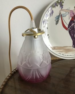 Baladeuse vintage en verre moulé et poli violet style art déco