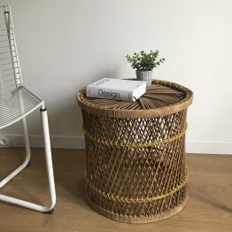 Joli petite table  d’appoint en buri au tressage qui nous rappelle le célèbre fauteuil pomare ou Emmanuelle. C’est un joli petit meuble qui saura se glisser partout dans votre déco: table d'appoint, chevet, porte plantes ou bout de canapé, il vous suivra au gré de vos envies déco. Elle a été sauvée de son passé douloureux et était très endommagée lorsque je l'ai chinée, pour la sauver j'ai donc choisi de l'upcycler avec du fil Jaune pour lui apporter un peu de pep’s et réparer ses douleurs du passé. Elle n'est pas tout à fait droite, ni tout à fait en bon état puisque cette vieille beauté a plus de 40 ans mais elle mérite un petit coin de chez vous ;) Poids: poids plume, 1.6Kg Dimensions: 46cm de hauteur, 45.5cm de diamètre