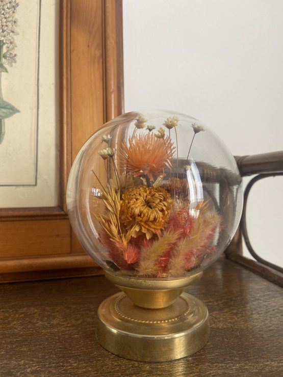 Fleurs séchées sous une boule globe en verre