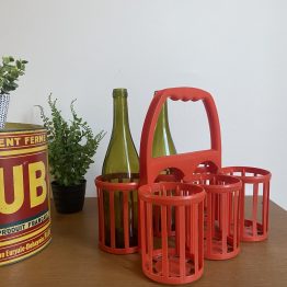 CASIER À BOUTEILLES VINTAGE EN PLASTIQUE rouge made in holland