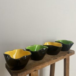 Série de 4 bols ou vide poches de forme quadrilobée en céramique de l'Atelier Kéramos de Sèvres 1950