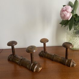 Lot de 2 patères anciennes en bois tourné