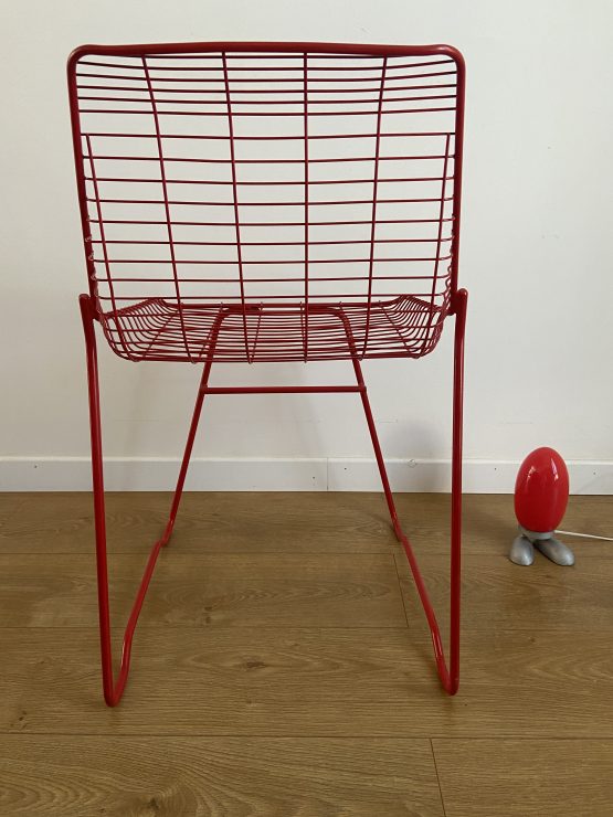 Chaise en fil métallique rouge