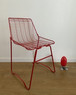 Chaise en fil métallique rouge