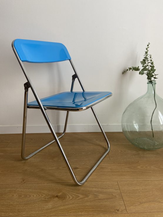 Chaise pliante vintage en plastique bleu azur