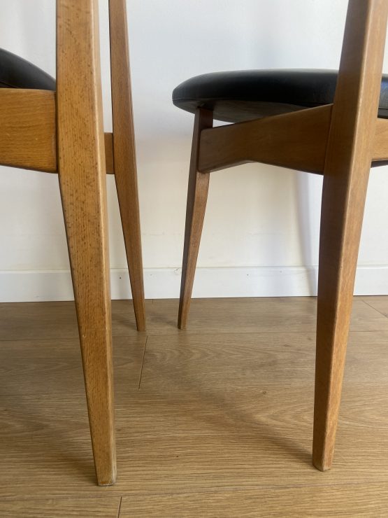 Paire de chaises vintage bois et skaï noir style scandinave