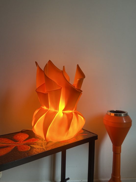 Lampe corolle orange en plastique rigide "les exclarares"