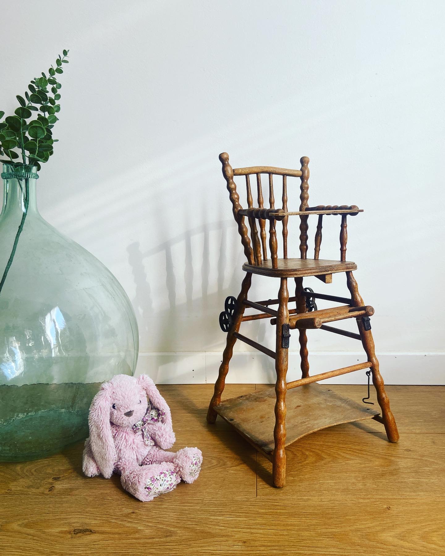 Chaise de poupées ancienne en bois