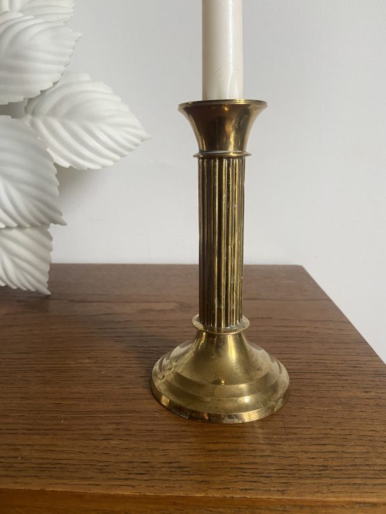 Joli bougeoir chandelier en laiton à dépareiller pour une jolie déco de table. Poids : 100gr Dimensions : 15,5cm de haut par 8.5cm de diamètre