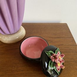 Bonbonnière en barbotine et CÉRAMIQUE DE L’ATELIER KÉRAMOS DE SÈVRES 1950