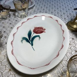 Plat OVALE EN FAÏENCE De St Amand modèle CATY eu décor floral rouge et vert