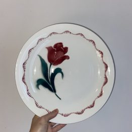 Plat rond plat en FAÏENCE DE ST AMAND MODÈLE CATY au DÉCOR FLORAL ROUGE ET VERT