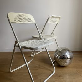 Chaise pliante blanche en plastique imitation cannage marque Grand Soleil