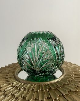 Vase boule vert en cristal de bohème ciselé
