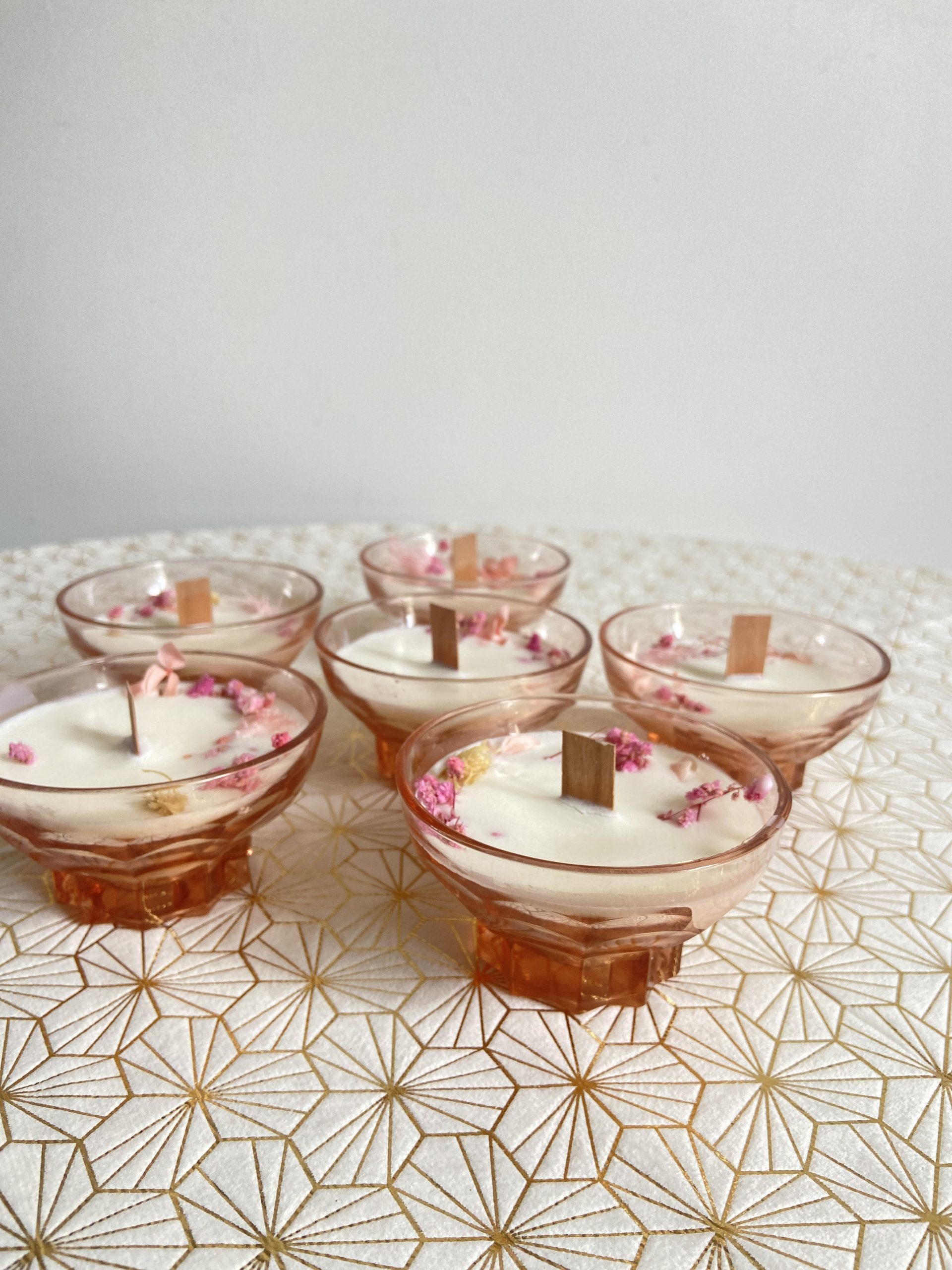 "Ivresse" - Bougie végétale au décor floral dans une coupe à champagne vintage rose