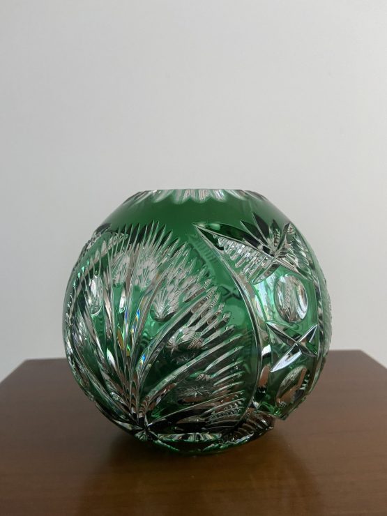 Vase boule vert en cristal de bohème ciselé