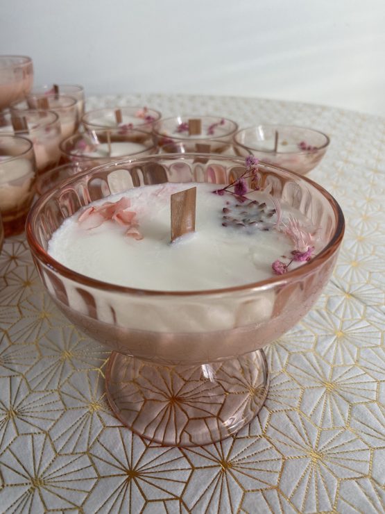 "Douceur" - Bougie végétale au décor floral dans une coupe rose à dessert Rosaline