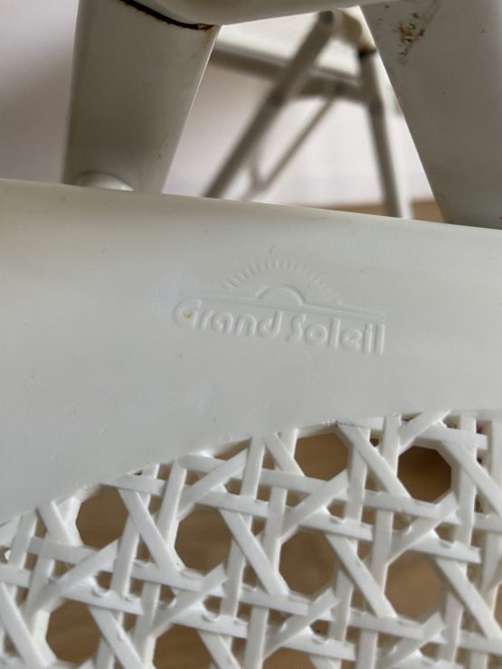 Chaise pliante blanche en plastique imitation cannage marque Grand Soleil