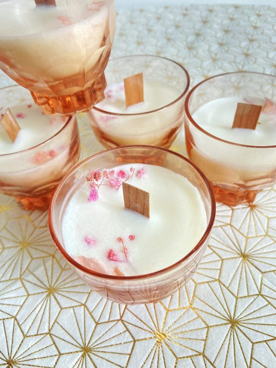"Elixir" - Bougie végétale au décor floral dans un verre rose vintage pied étoile