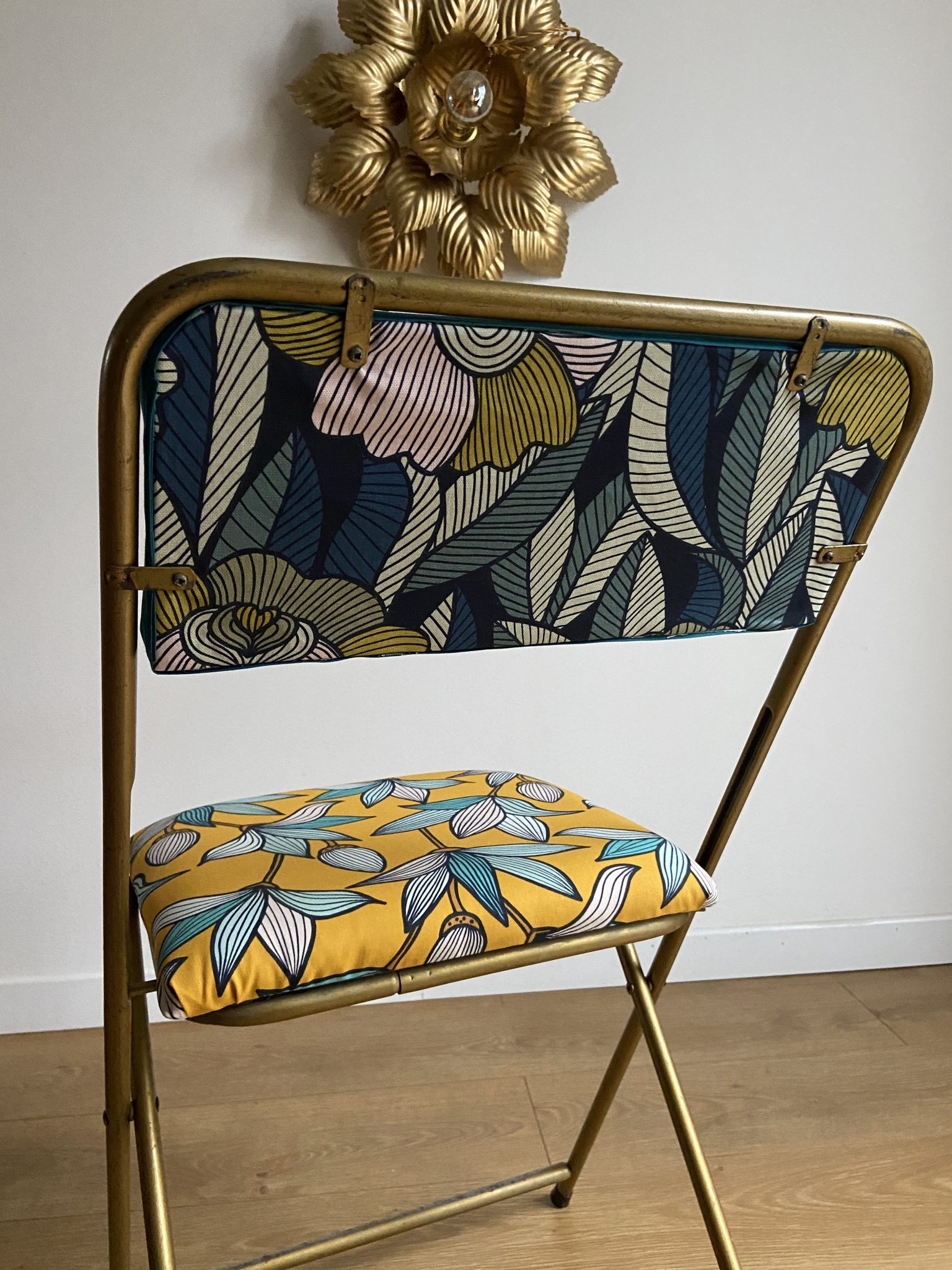 chaise-pliante-vintage-lafuma-revisit-e-tissus-fleuri-jaune-et-bleu