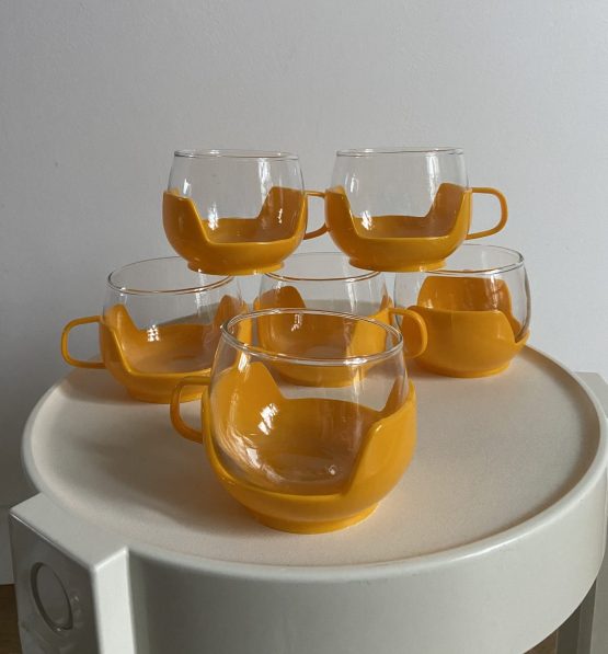 Set de 6 tasses vintage en verre et plastique jaune
