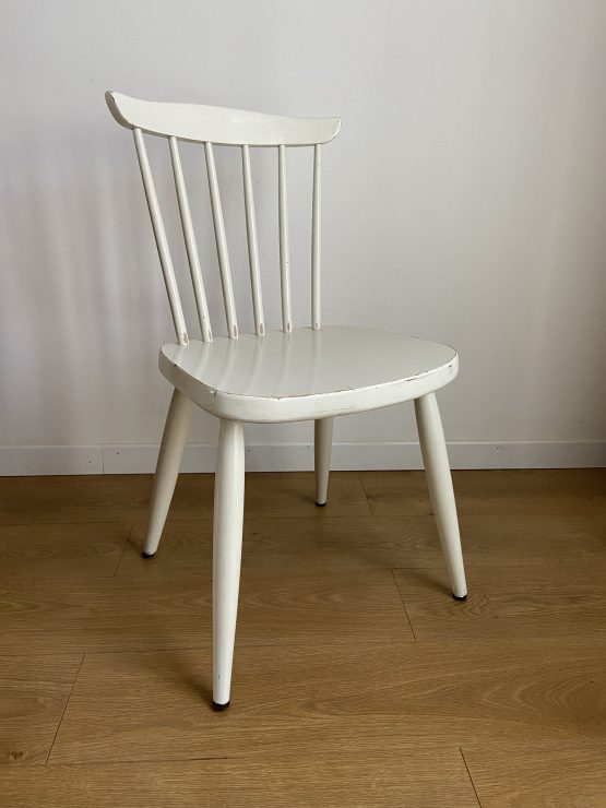 Chaise blanche vintage style scandinave en bois massif