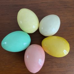 oeuf en pierre colorée