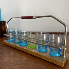 Verres à liqueur vintage et leur présentoir