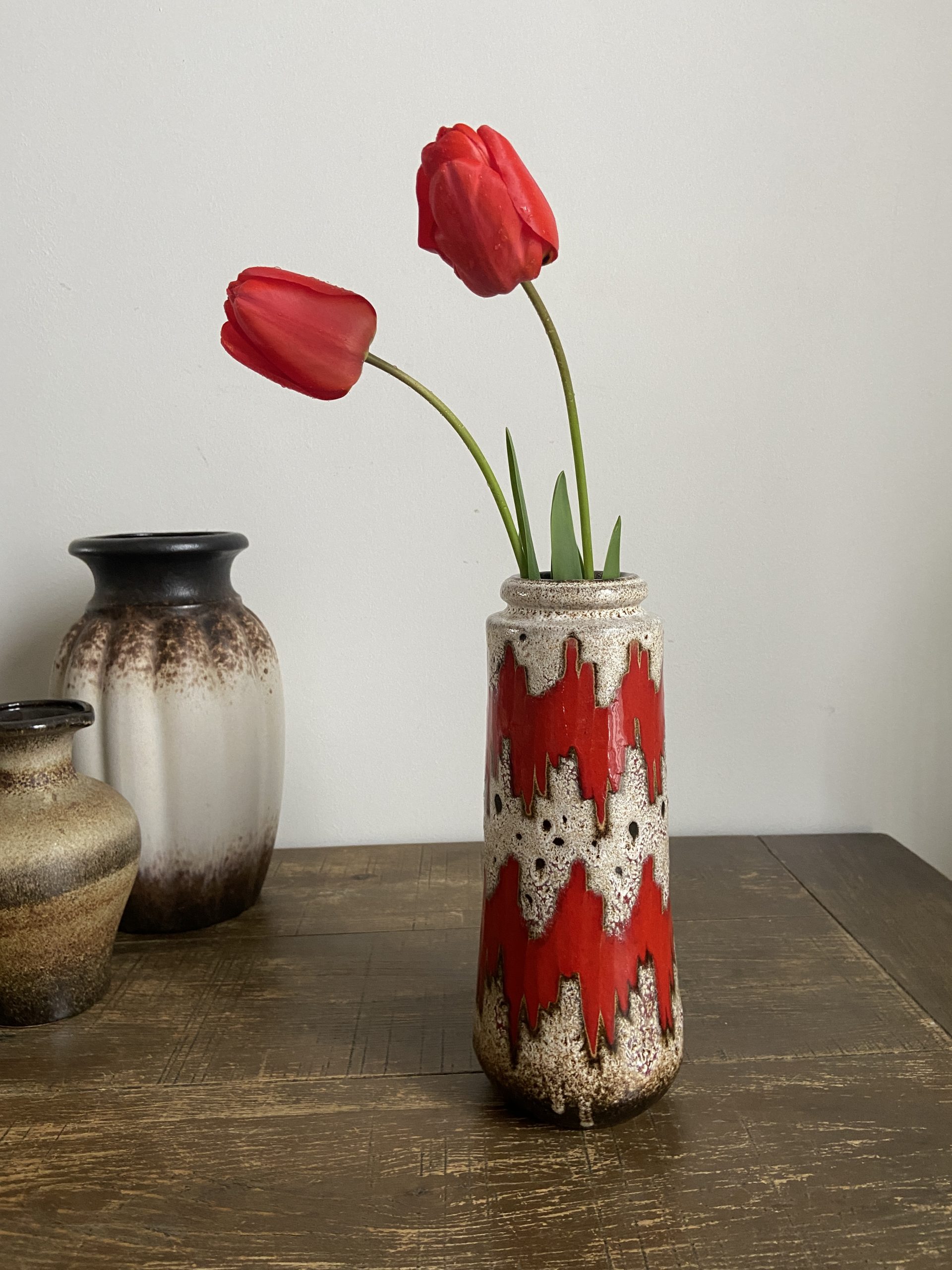 Joli coloris et travail de l'émail pour ce vase d'Allemagne de l'Ouest des années 60. Poids: 0.9kg Dimensions:26cm de haut, 10cm de diamètre en sa base